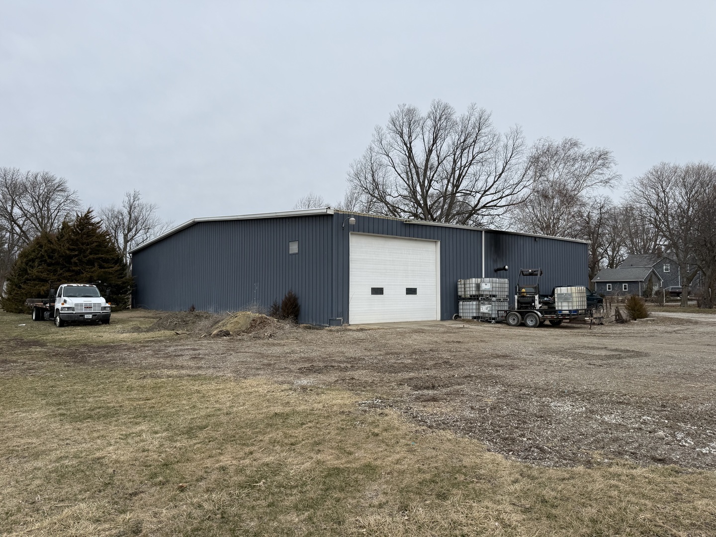 400 East 3rd Street Brocton, IL 61917 - Photo 45 of 54 a house with a outdoor space
