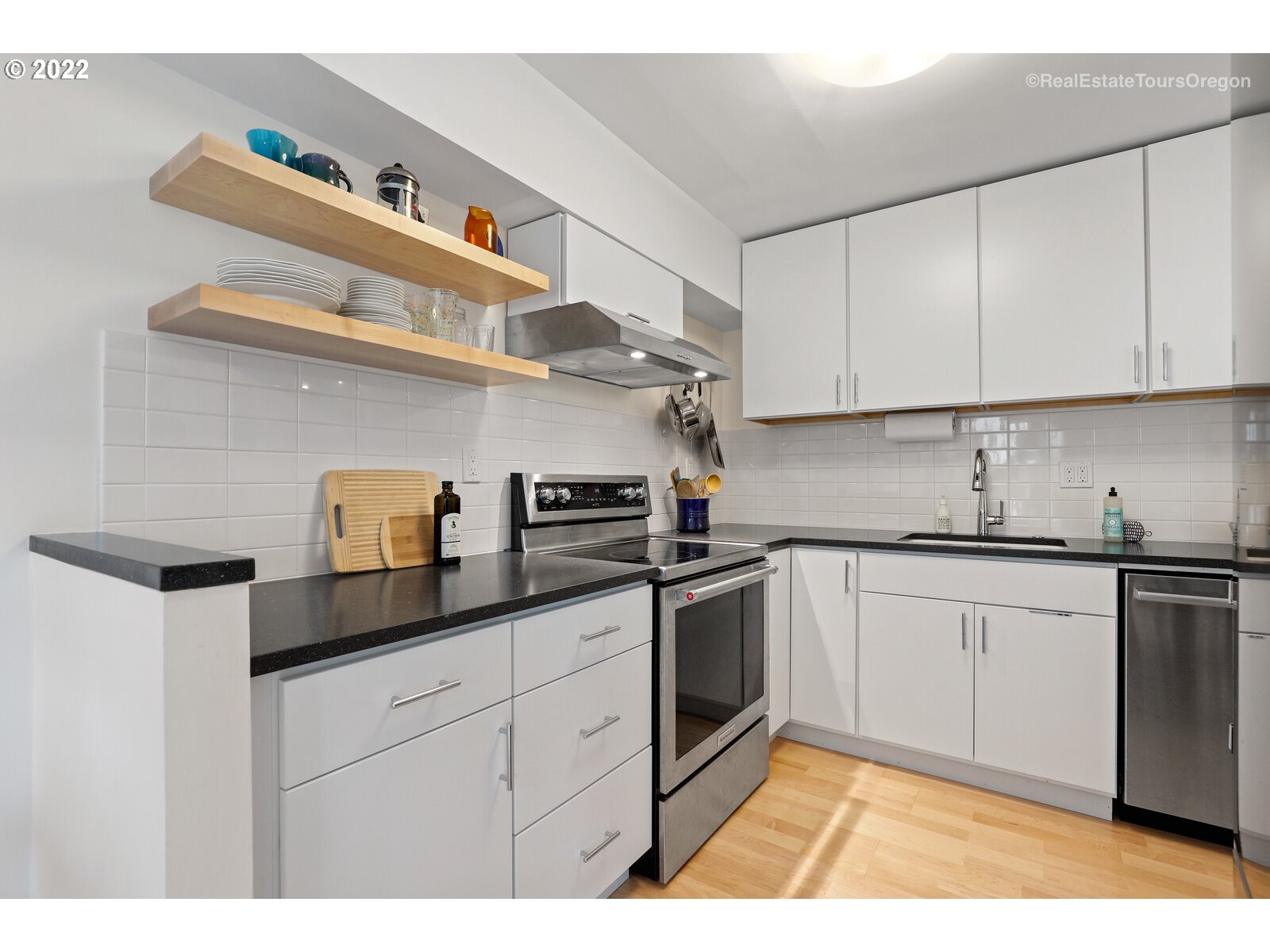 2021 Southwest Main Street, Unit 27 Portland, OR 97205 - Photo 8 of 32 Gallery Image 8
