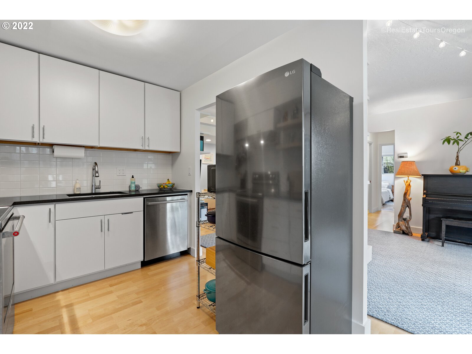2021 Southwest Main Street, Unit 27 Portland, OR 97205 - Photo 10 of 32 Gallery Image 10