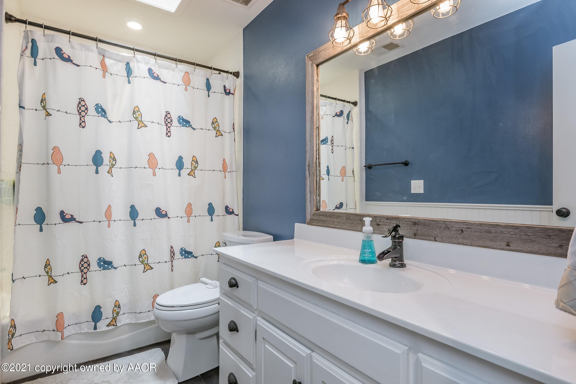 6406 Drexel Road Amarillo, TX 79109 - Photo 14 of 20 014_Hall Bathroom