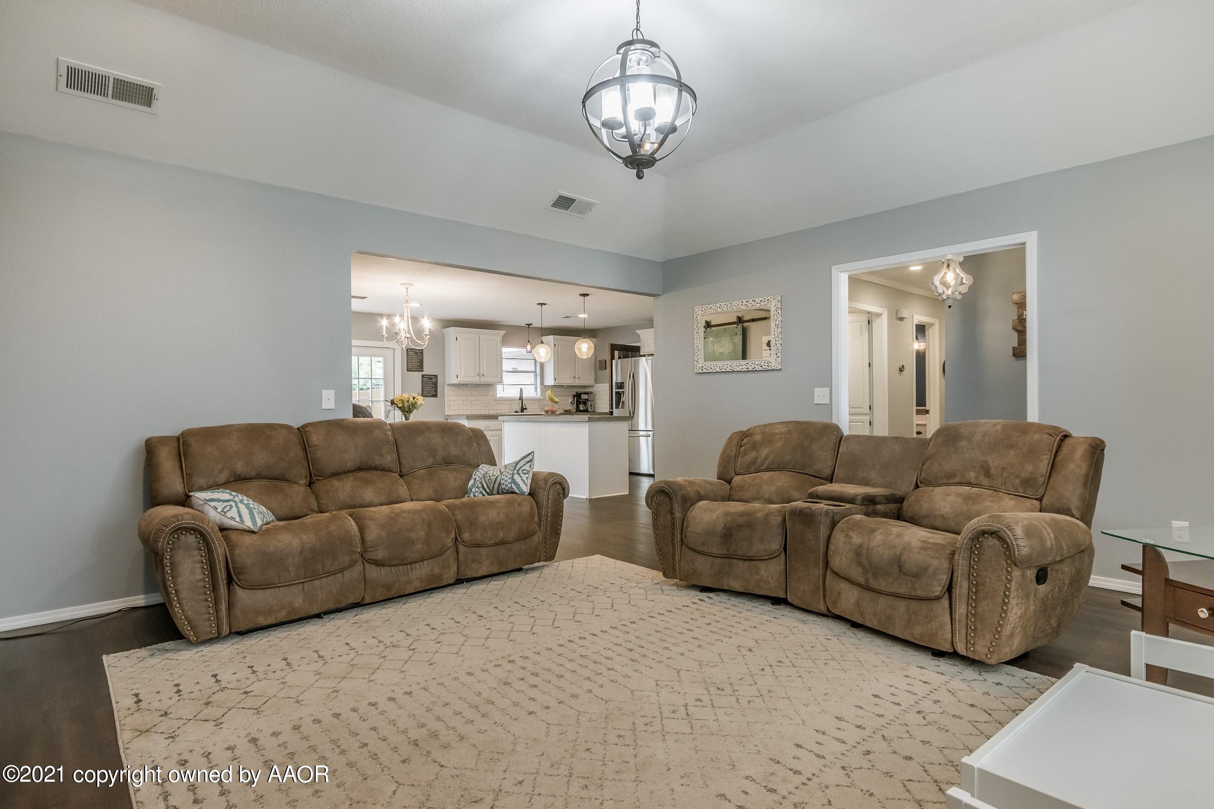 6406 Drexel Road Amarillo, TX 79109 - Photo 7 of 20 004_Living Room-2