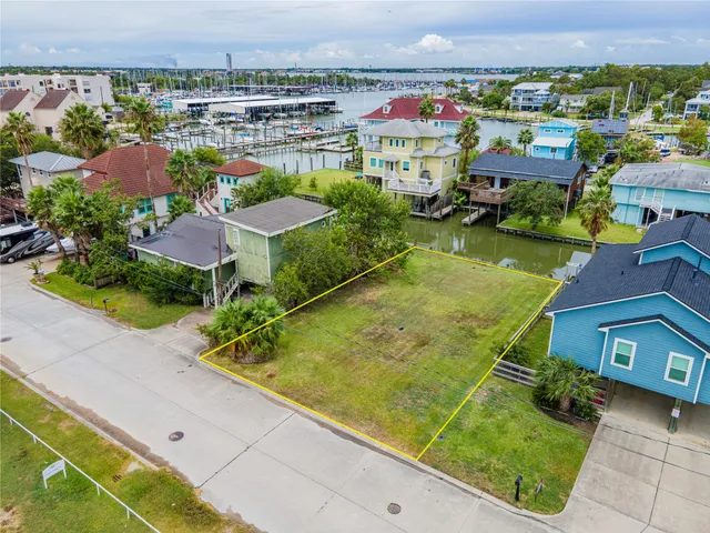 $249,000 | 1014 Aspen Road, Clear Lake Shores, TX 77565