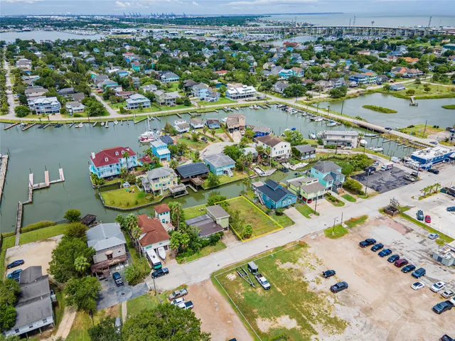 $249,000 | 1014 Aspen Road, Clear Lake Shores, TX 77565