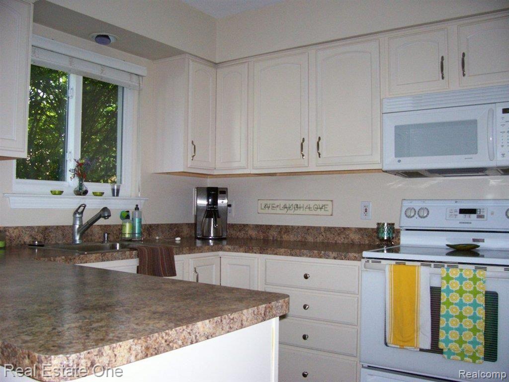896 Darwin Pl Drive Rochester, MI 48307 - Photo 6 of 24 Kitchen