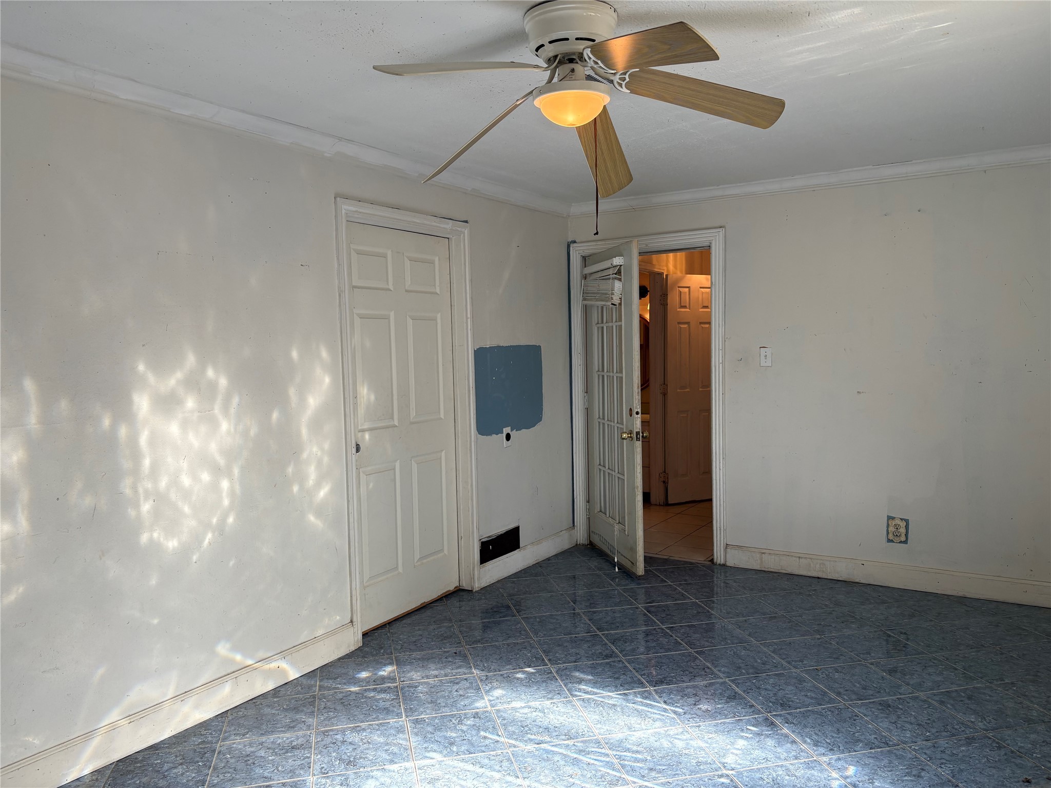 2131 Campbell Road Houston, TX 77080 - Photo 13 of 39 an empty room with windows and entrance