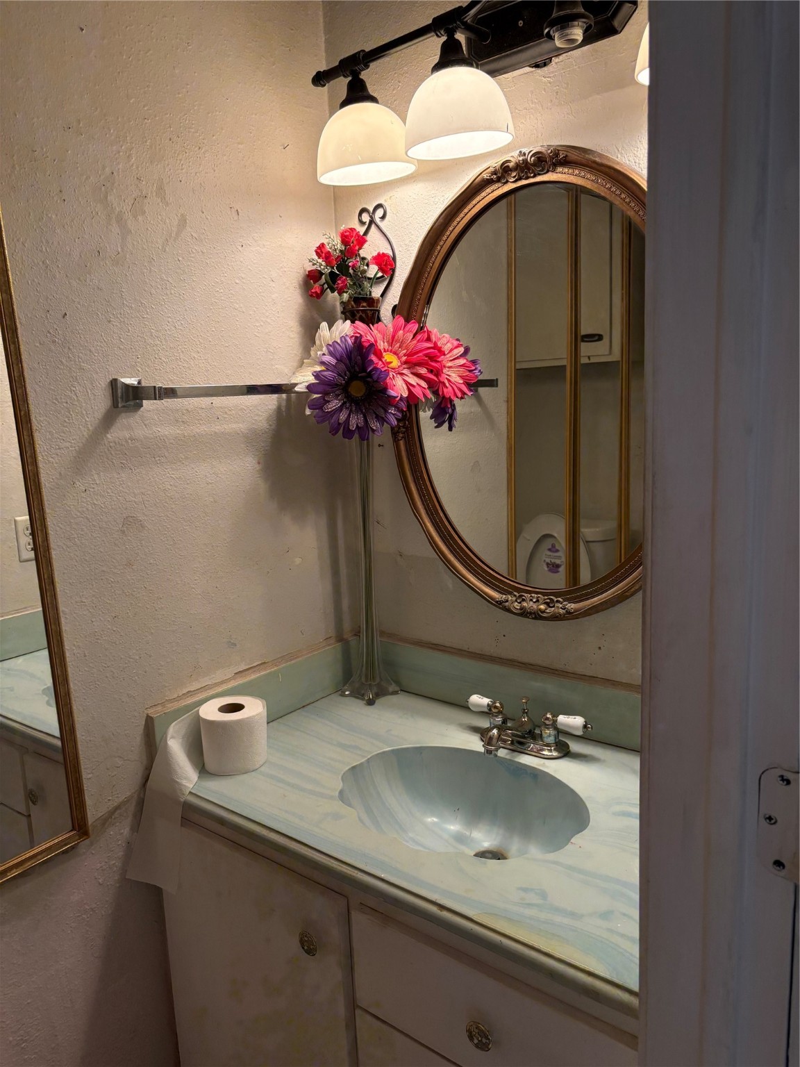 2131 Campbell Road Houston, TX 77080 - Photo 15 of 39 a bathroom with a sink and mirror