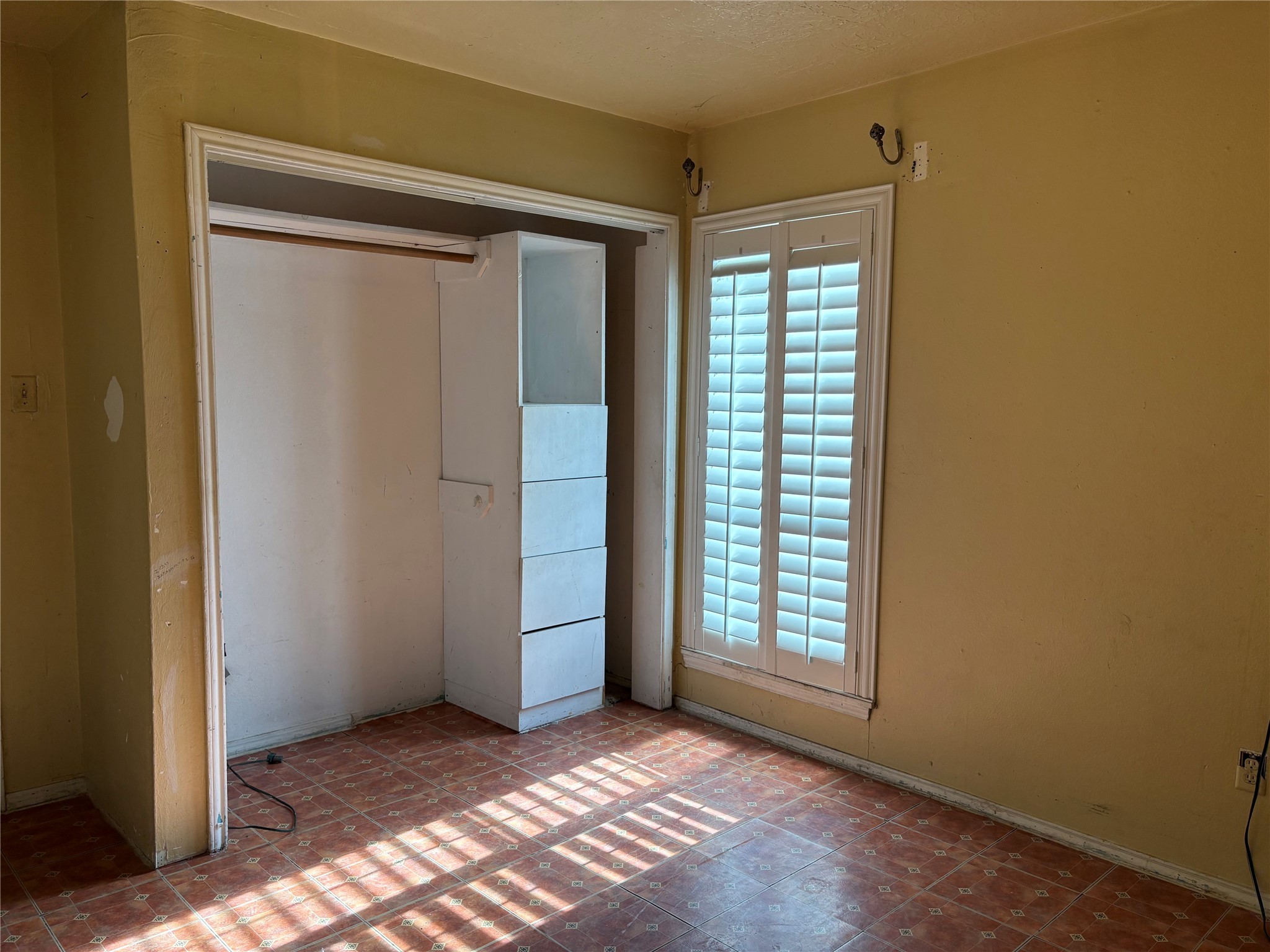 2131 Campbell Road Houston, TX 77080 - Photo 24 of 39 a view of an empty room with window and closet area