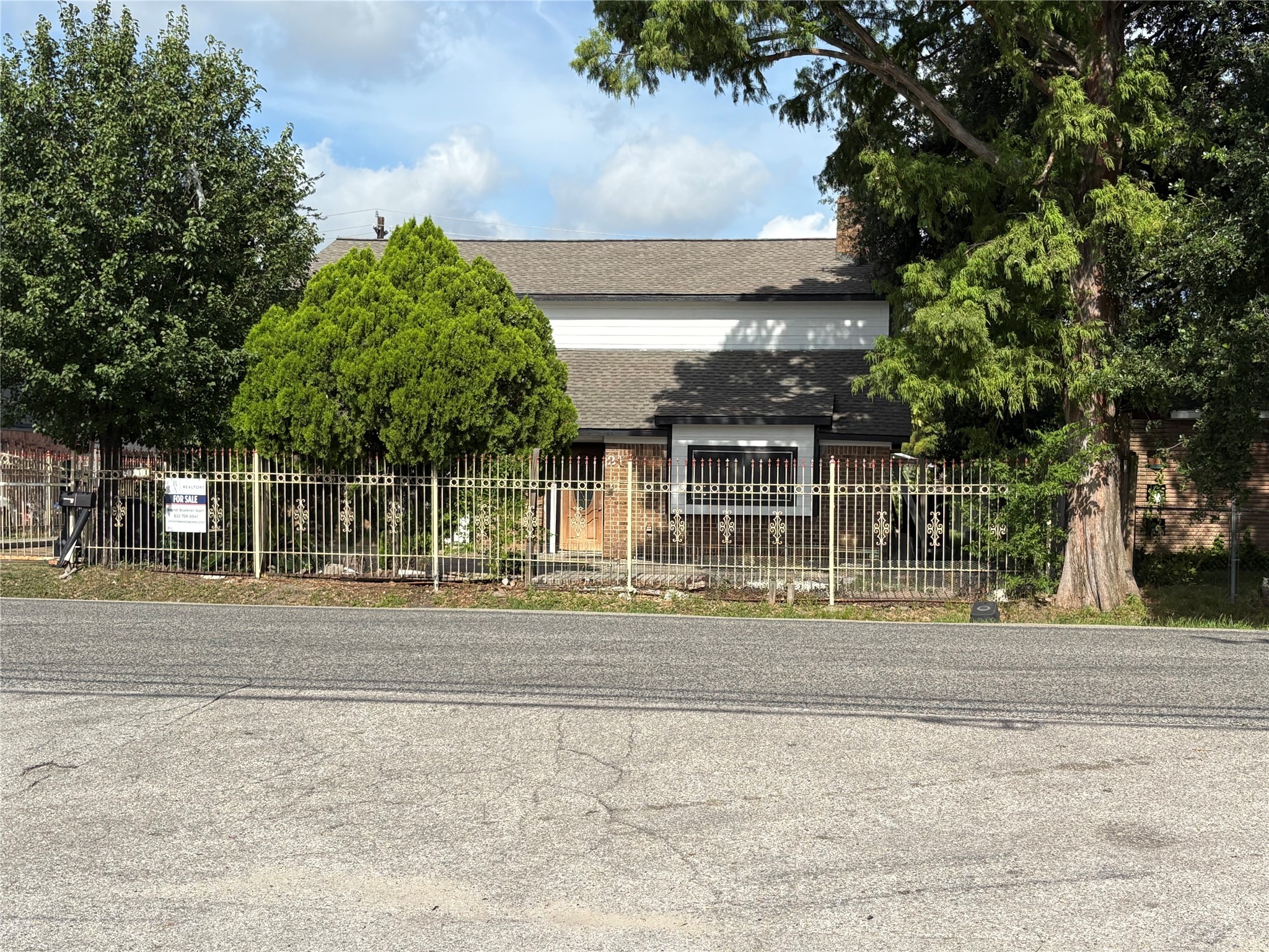 2131 Campbell Road Houston, TX 77080 - Photo 28 of 39 front view of a house with a yard