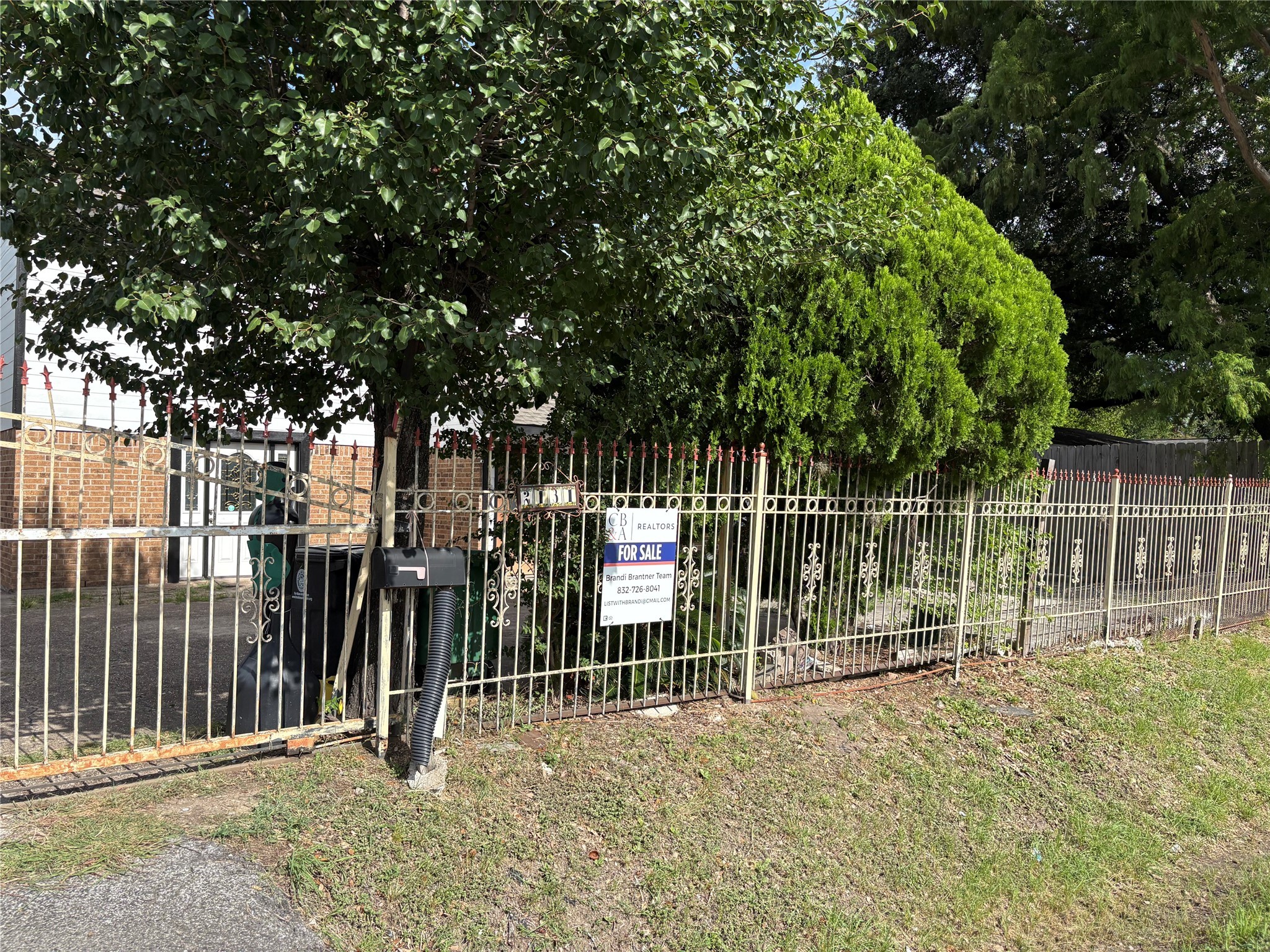 2131 Campbell Road Houston, TX 77080 - Photo 29 of 39 a backyard of a house with table and chairs