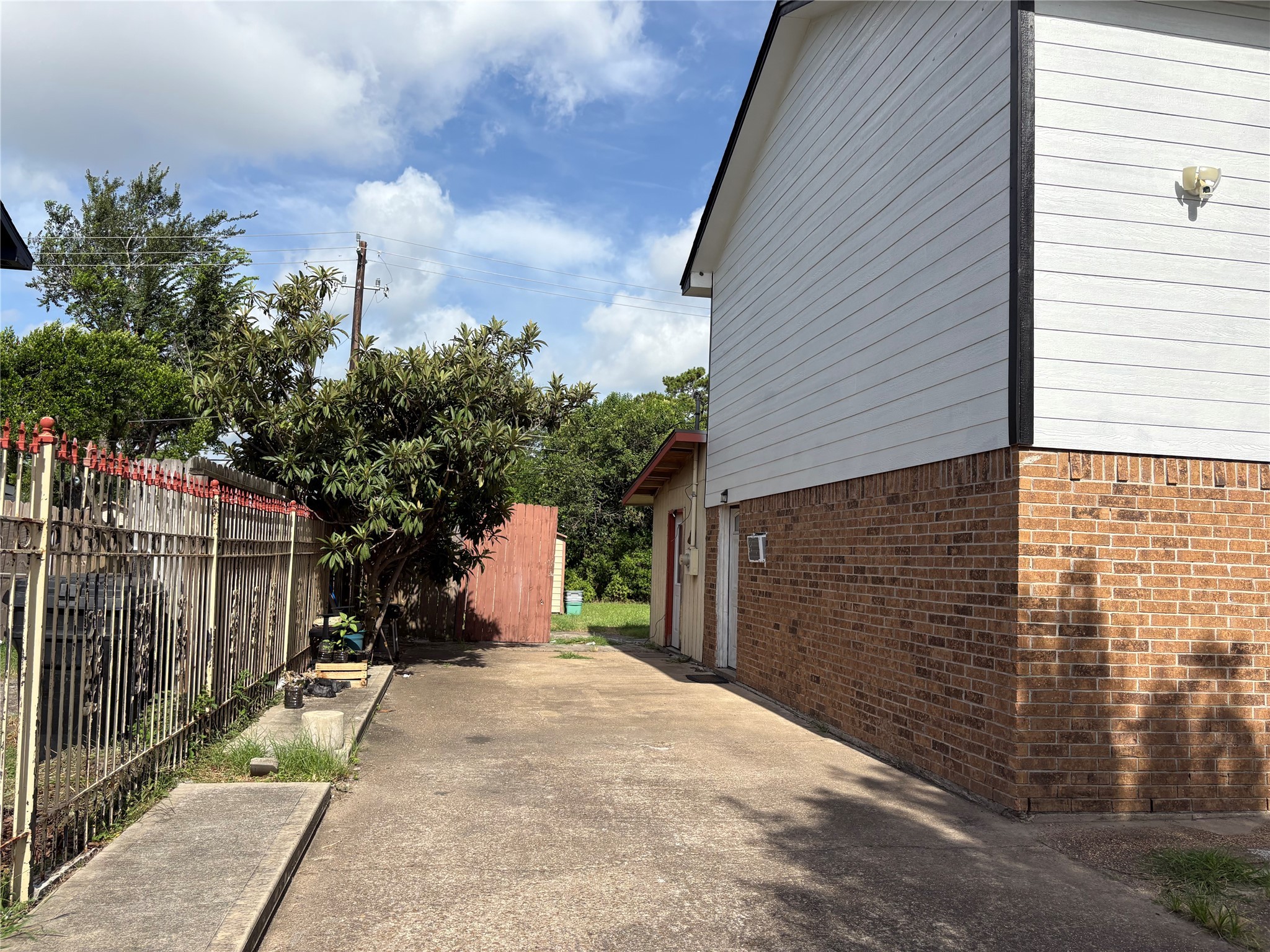 2131 Campbell Road Houston, TX 77080 - Photo 34 of 39 a view of a pathway with a backyard
