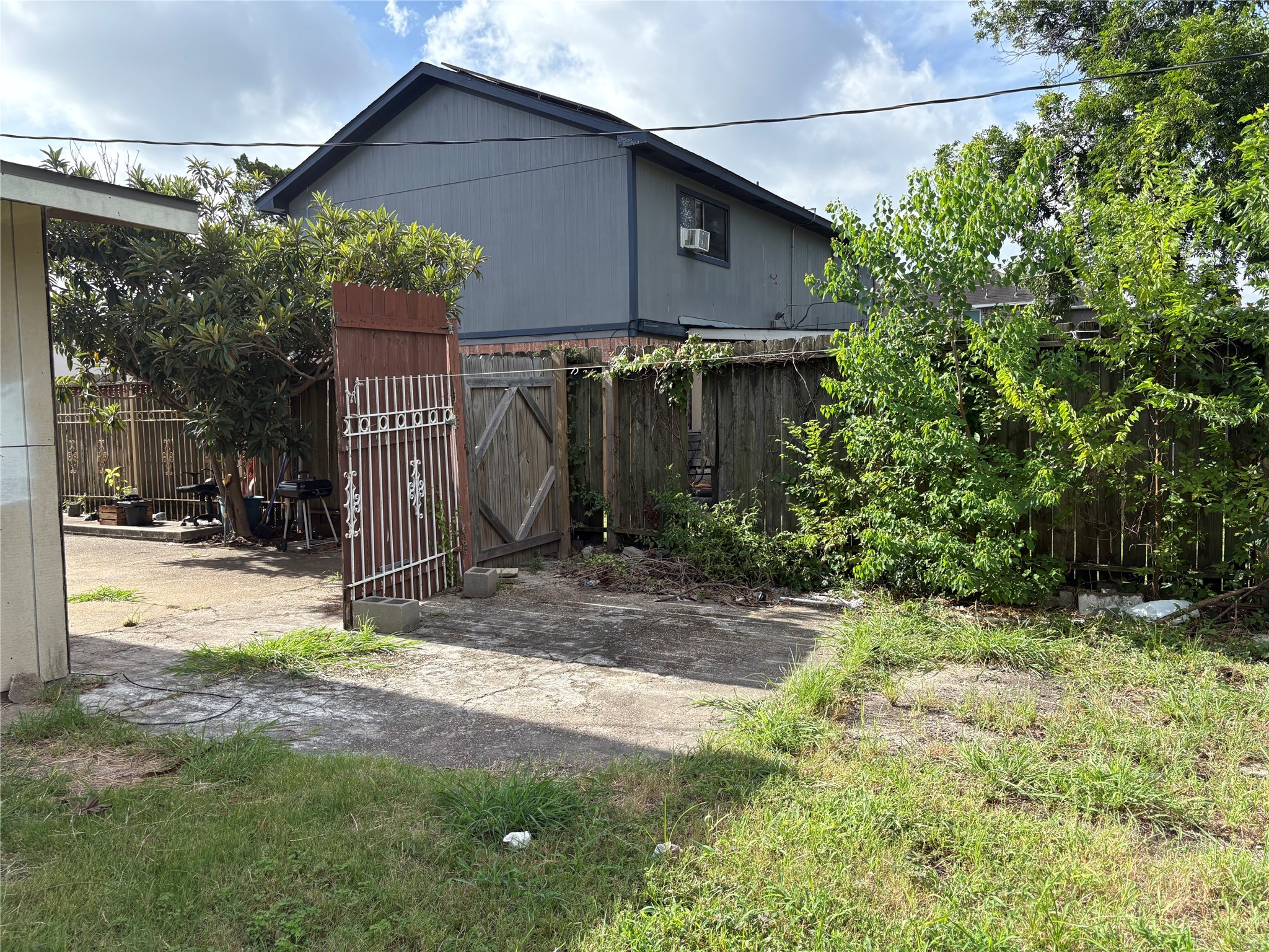 2131 Campbell Road Houston, TX 77080 - Photo 37 of 39 a view of outdoor space and yard