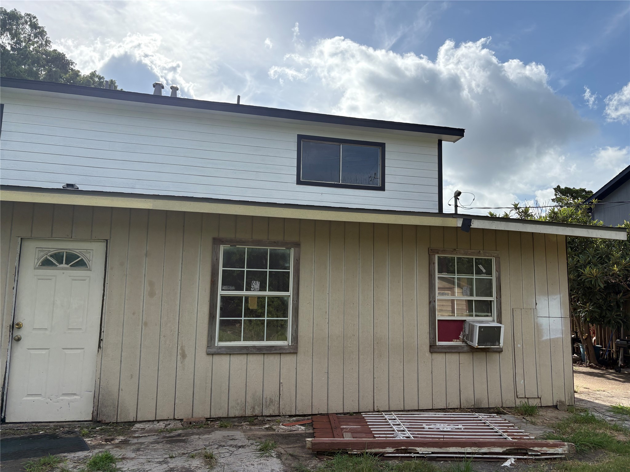 2131 Campbell Road Houston, TX 77080 - Photo 39 of 39 a front view of a house with balcony