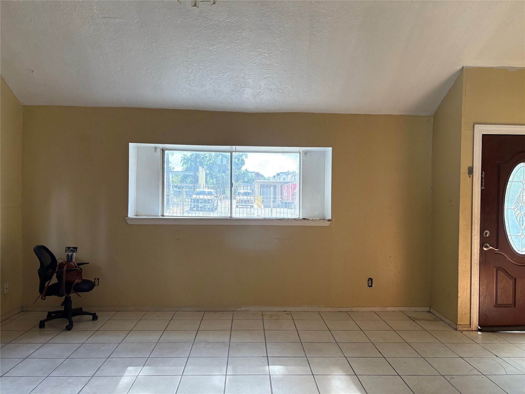 2131 Campbell Road Houston, TX 77080 - Photo 4 of 39 a view of a livingroom with furniture and a window
