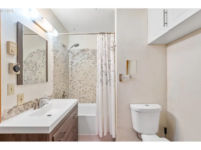 $699,000 | 29051 Fox Hollow Road, Eugene, OR 97405