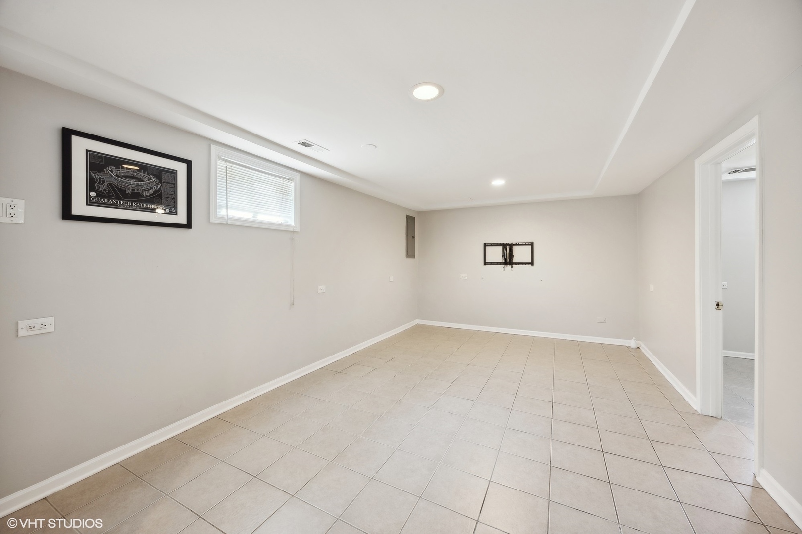 8152 Mayfield Avenue Burbank, IL 60459 - Photo 16 of 27 a view of an empty room with a window