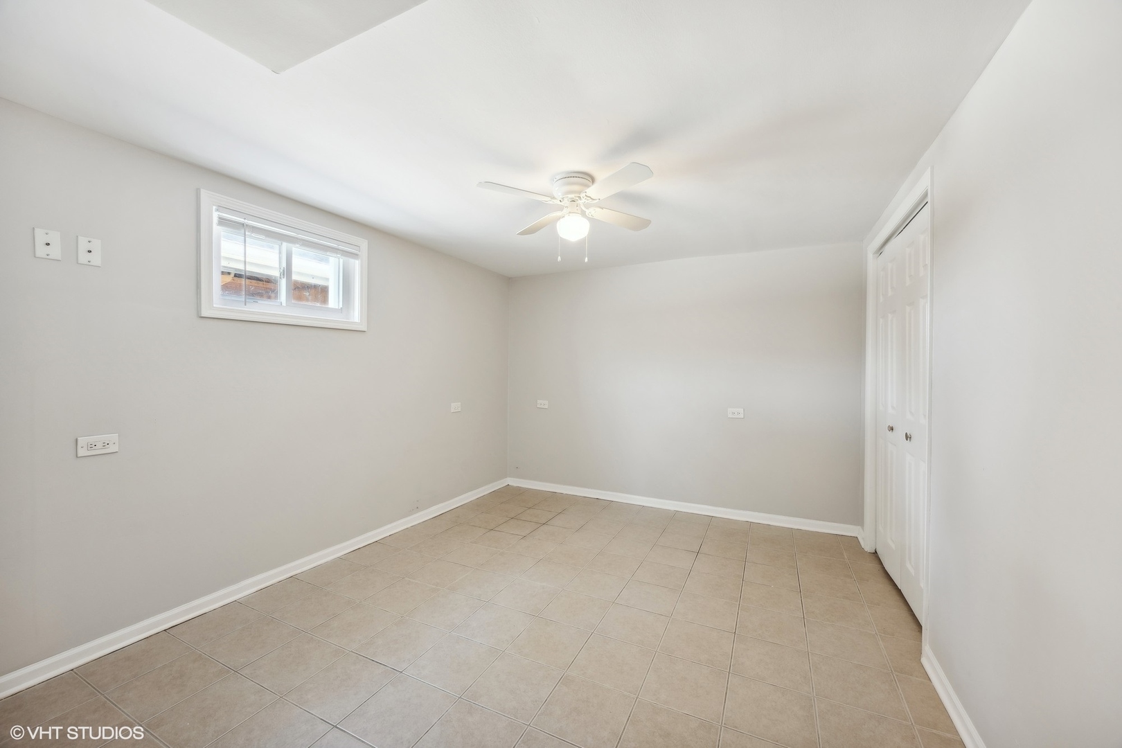 8152 Mayfield Avenue Burbank, IL 60459 - Photo 20 of 27 an empty room with a ceiling fan and a window