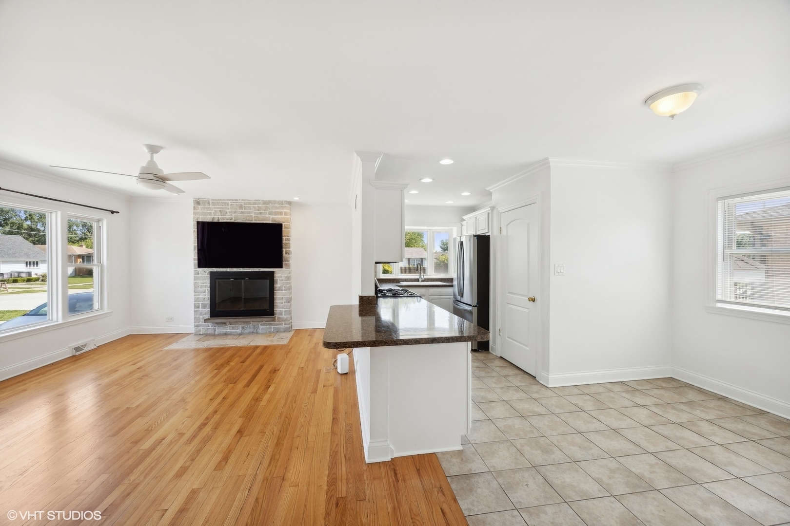 8152 Mayfield Avenue Burbank, IL 60459 - Photo 6 of 27 a kitchen with granite countertop a stove and a refrigerator