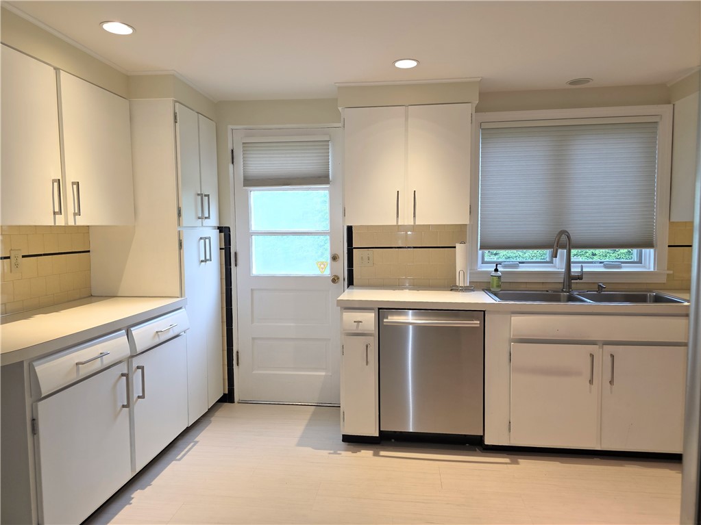 40 Russet Way Cranston, RI 02920 - Photo 7 of 35