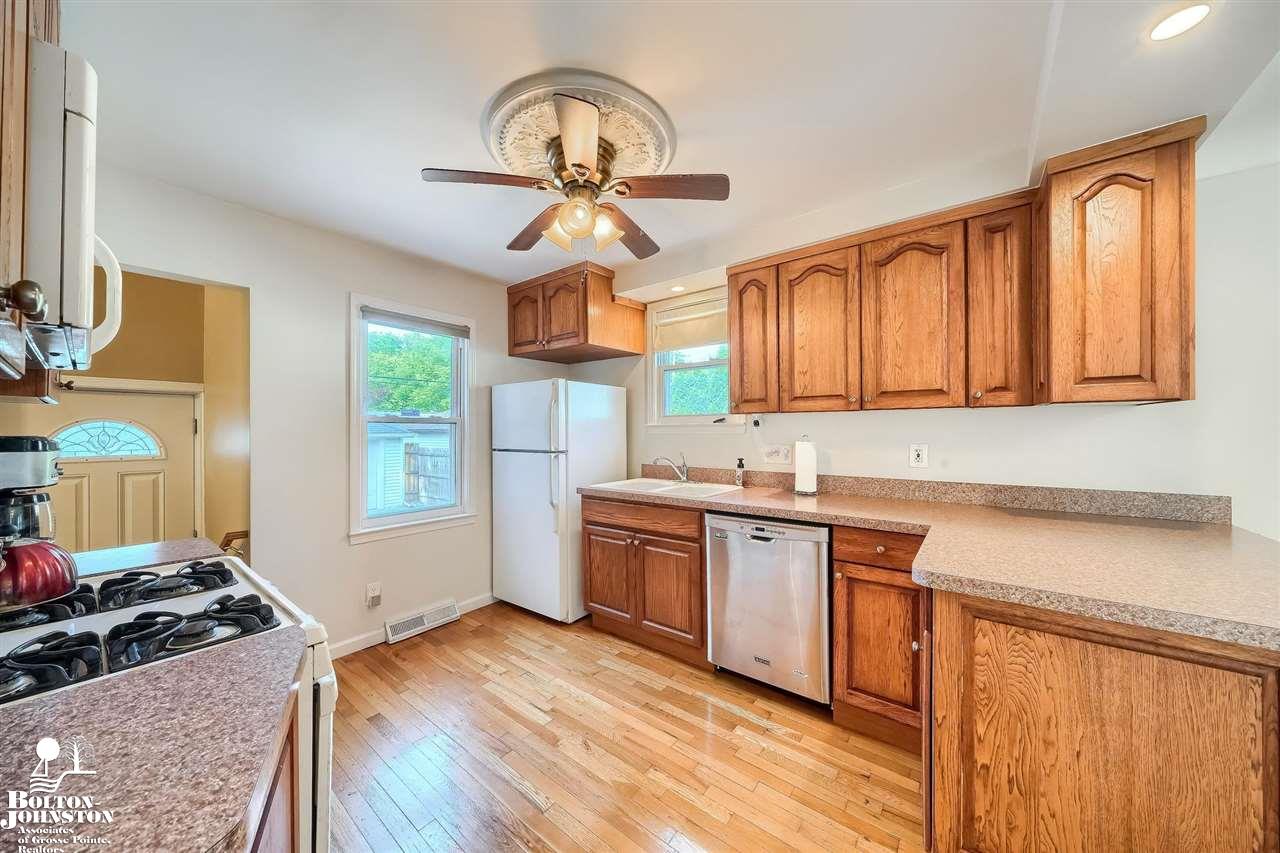 2110 Roslyn Road Grosse Pointe Woods, MI 48236 - Photo 8 of 30