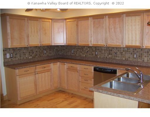 13 Woodberry Way Winfield, WV 25213 - Photo 4 of 8 Kitchen.