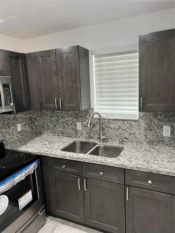 $1,700 | 1490 Northwest 38th Street, Unit 1490, Miami, FL 33142