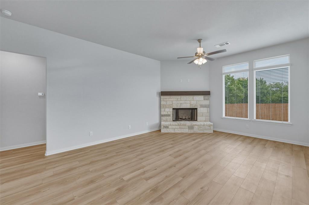 1233 Frio Drive Springtown, TX 76082 - Photo 6 of 29
