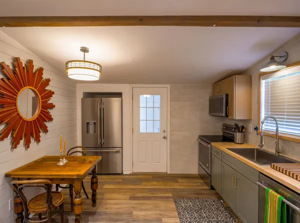 $2,000 | 103 North Ave Q, Johnson City, TX 78636