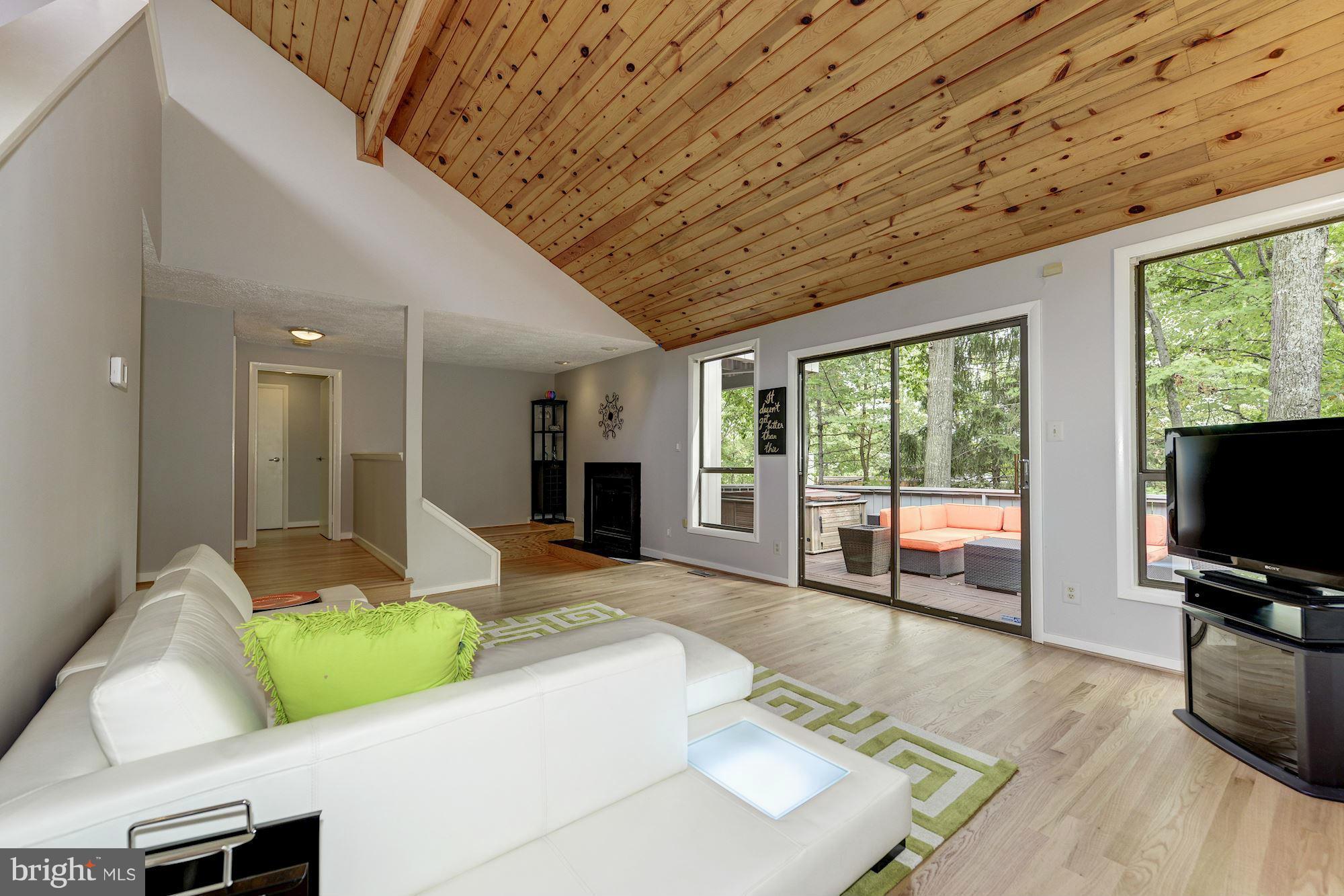 2018 Upper Lake Drive Reston, VA 20191 - Photo 4 of 30 Living Room