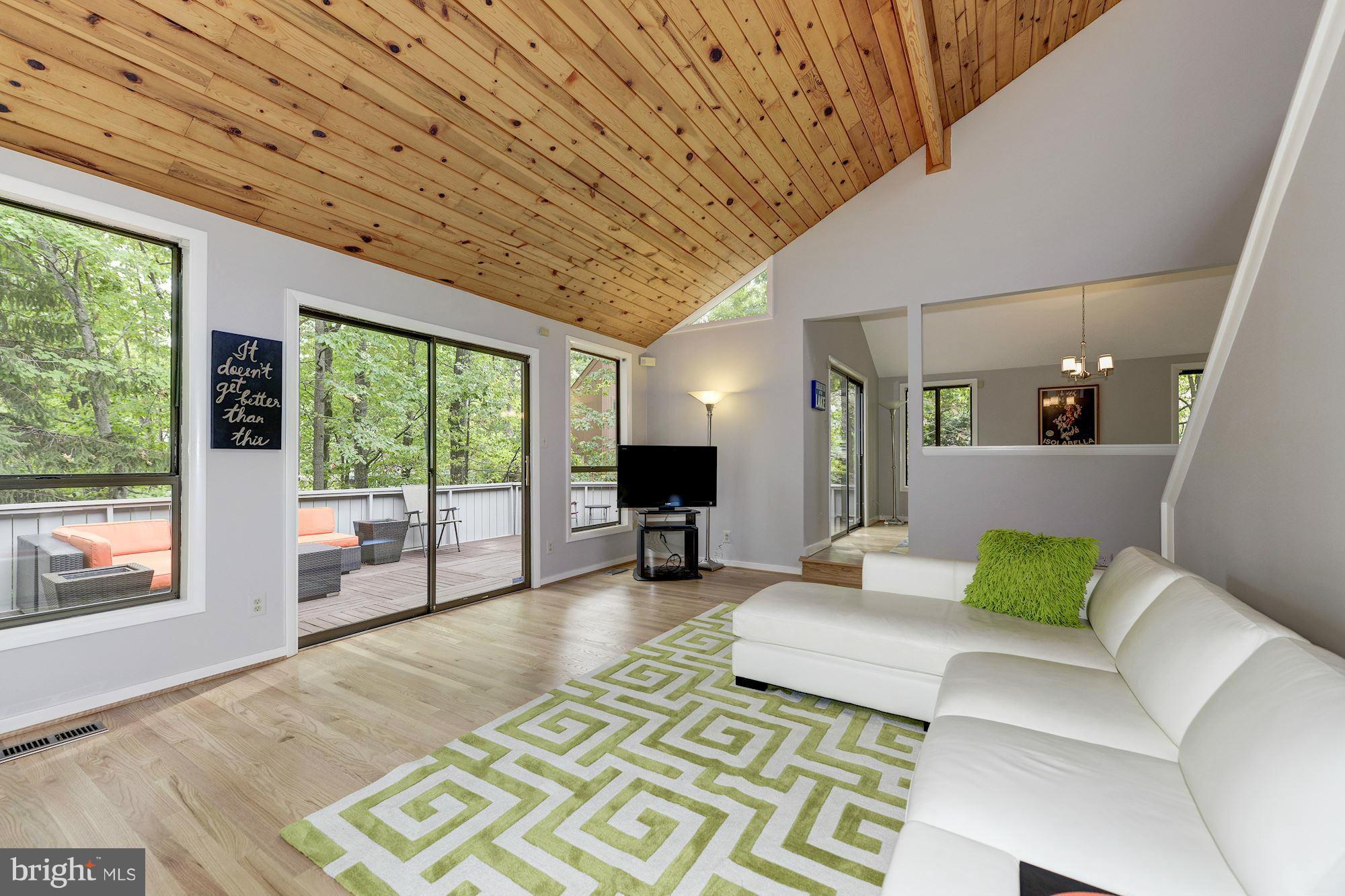 2018 Upper Lake Drive Reston, VA 20191 - Photo 5 of 30 Living Room
