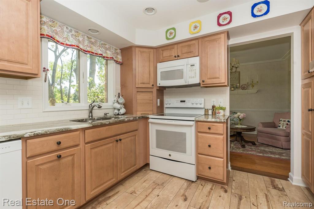 781 Dutton Road Rochester Hills, MI 48306 - Photo 6 of 33