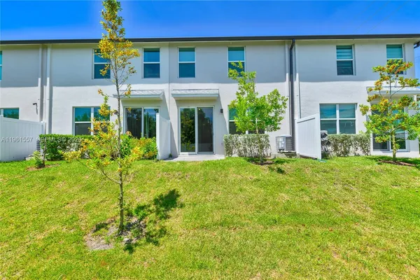 a view of a back yard