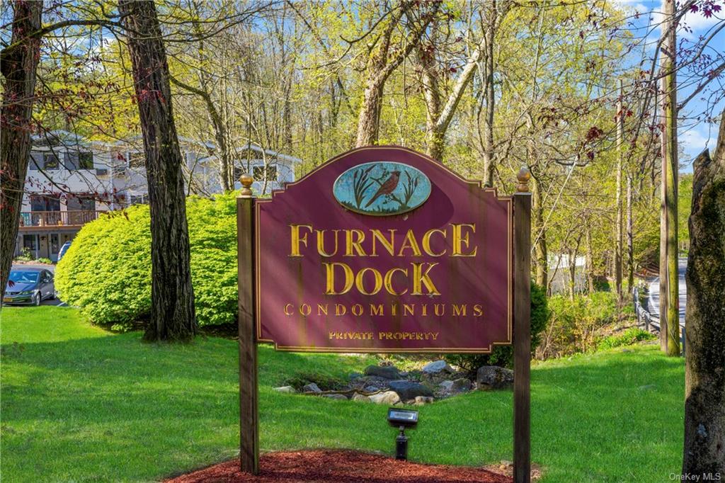 Spacious townhome in well-maintained condo complex. 0.7 mi to highway 9 & 0.9 mi to Metro North (Cortlandt). MTA also has express 48 min service from Croton-Harmon to Grand Central.