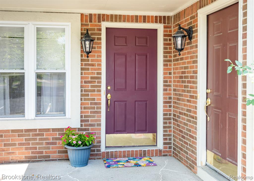 1626 Emerson Circle Rochester Hills, MI 48307 - Photo 3 of 24