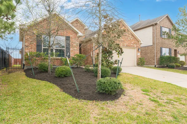 a view of a yard in front of a house