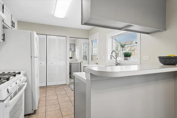 $260,000 | 1445 Tanglewood Avenue, Palatine, IL 60067