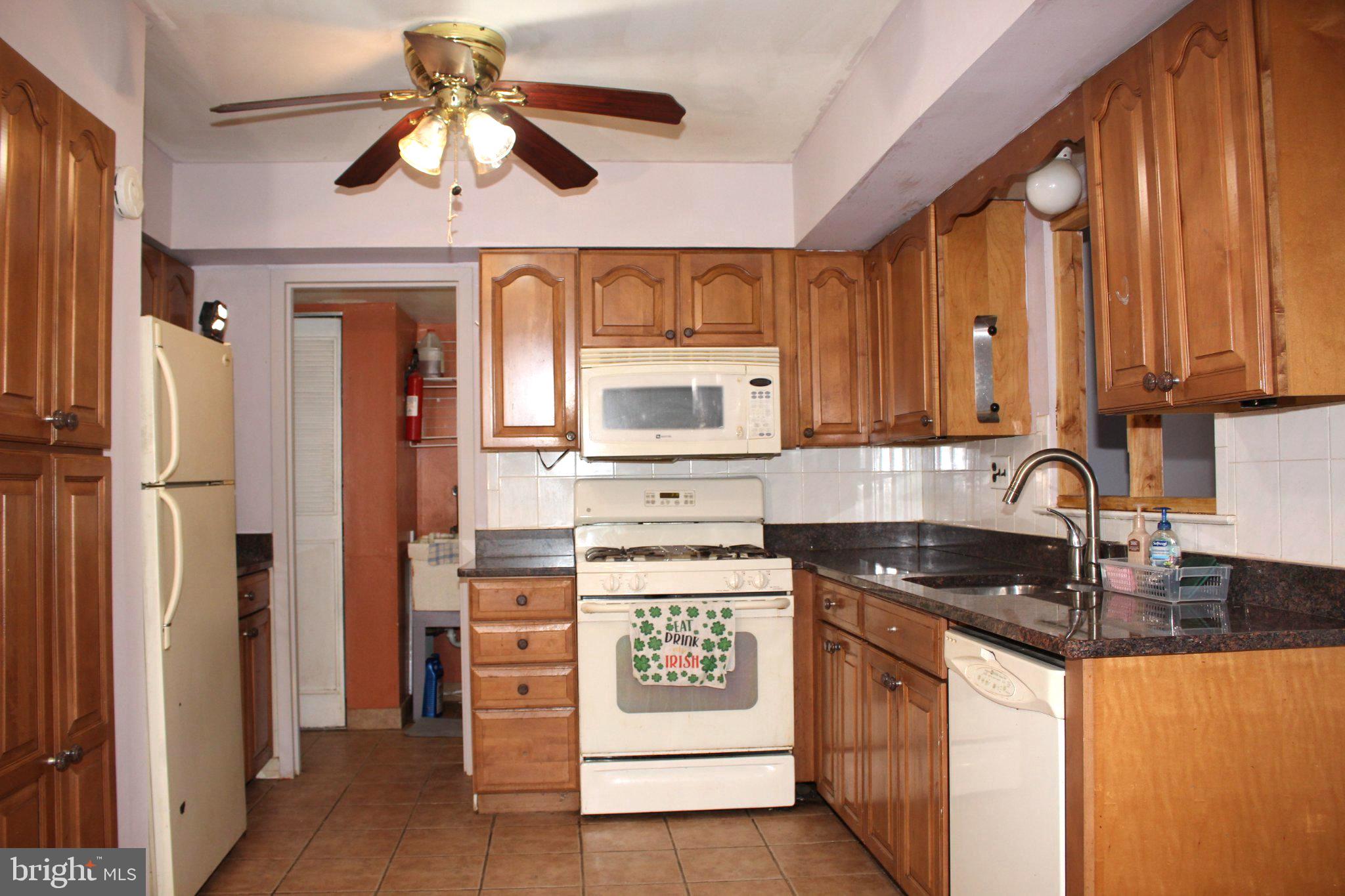 146 Oakmont Road Clementon, NJ 08021 - Photo 18 of 61 Charming kitchen with warm wood accents.