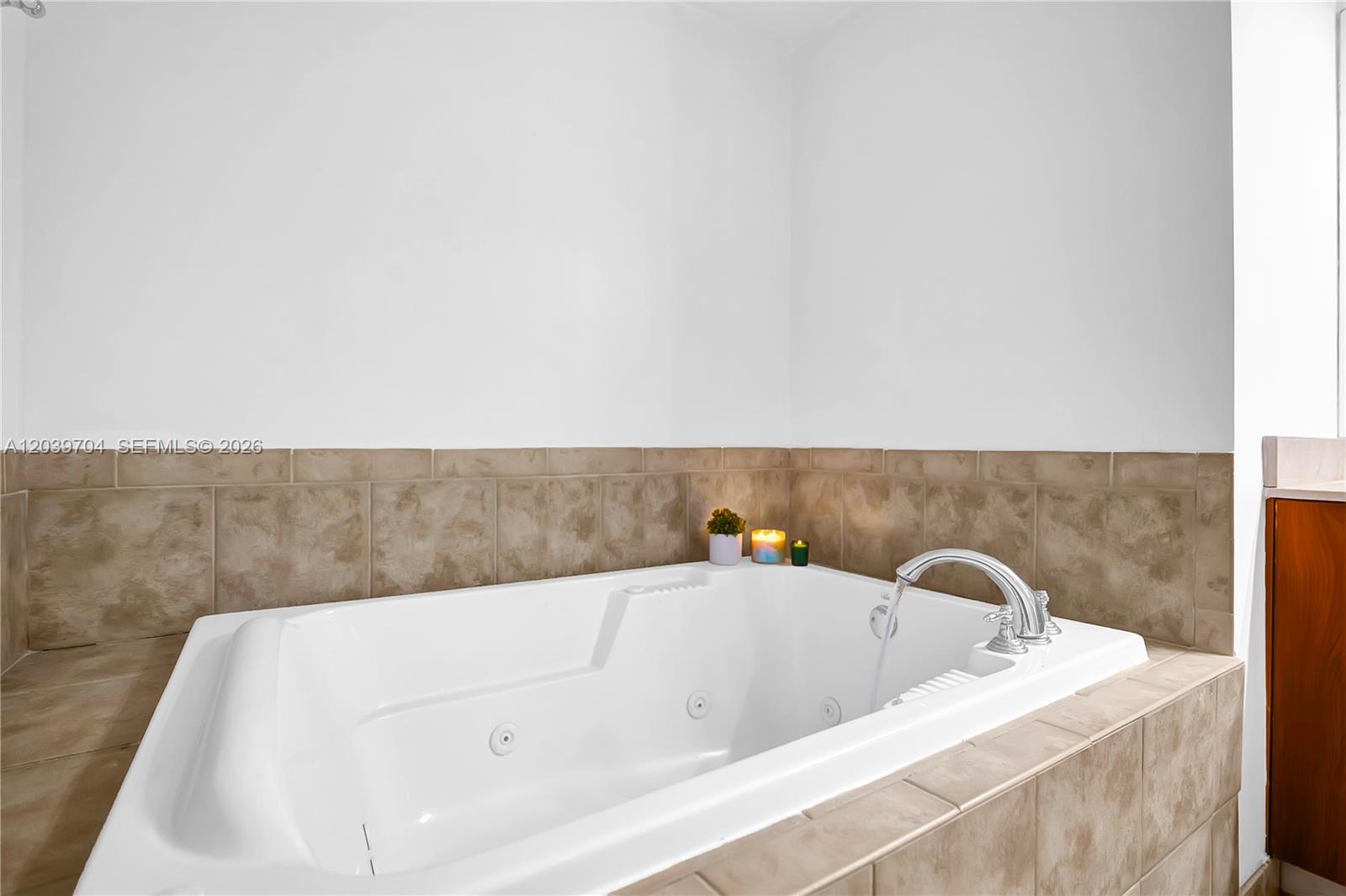 888 Douglas Road, Unit 910 Coral Gables, FL 33134 - Photo 15 of 32 Bath Tub