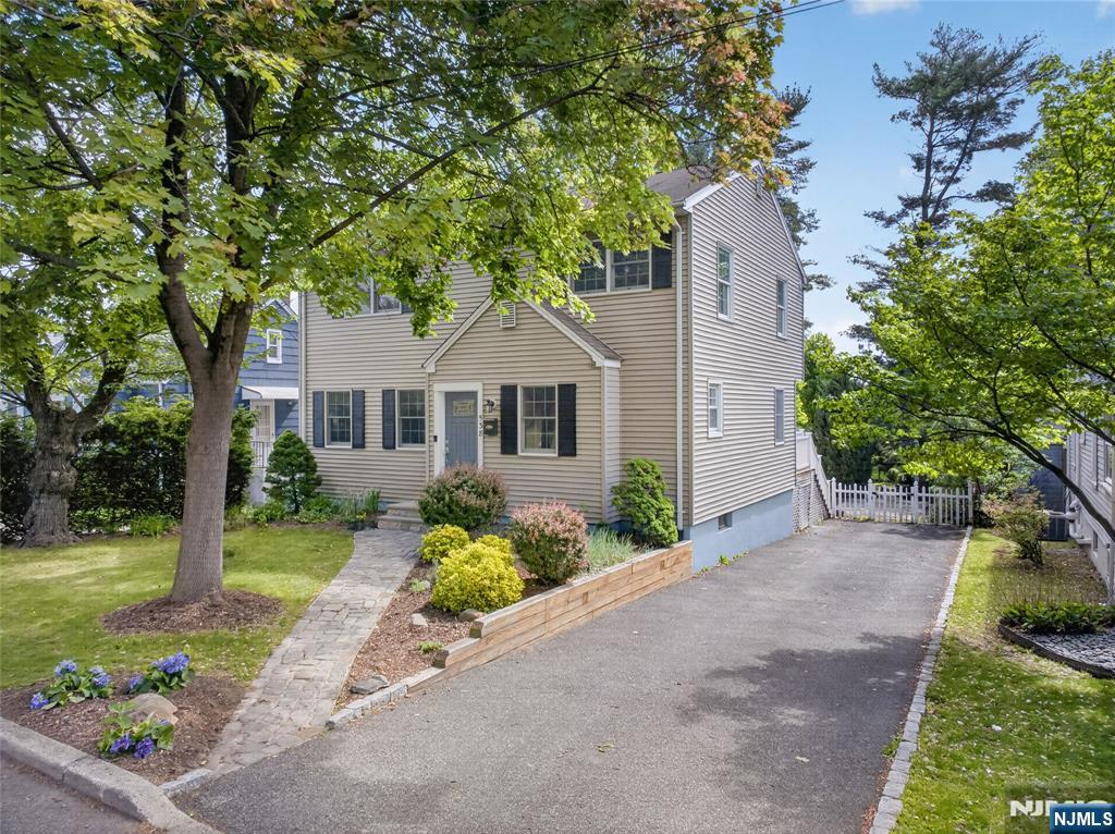 538 Coolidge Place Paramus, NJ 07652 - Photo 2 of 42
