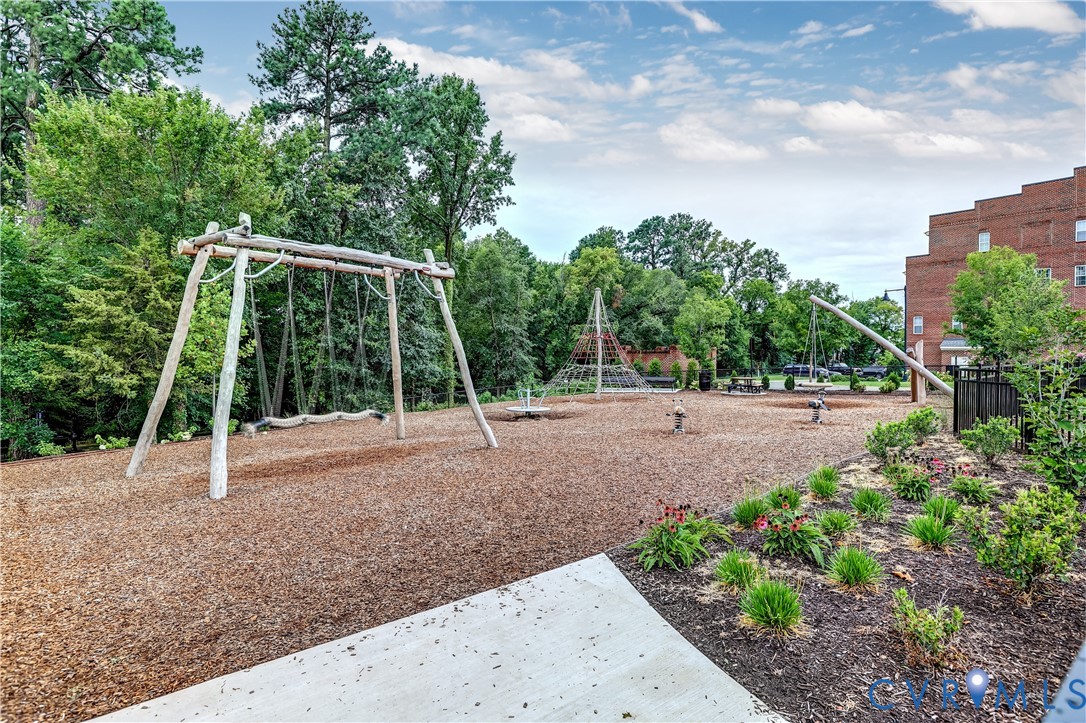 2006 Libbie Lake W Street, Unit B Richmond, VA 23230 - Photo 40 of 43 a view of a backyard