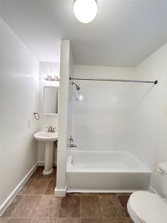 3629 North MacGregor Way, Unit 131 Houston, TX 77004 - Photo 12 of 13 a bathroom with a sink a toilet and a bathtub