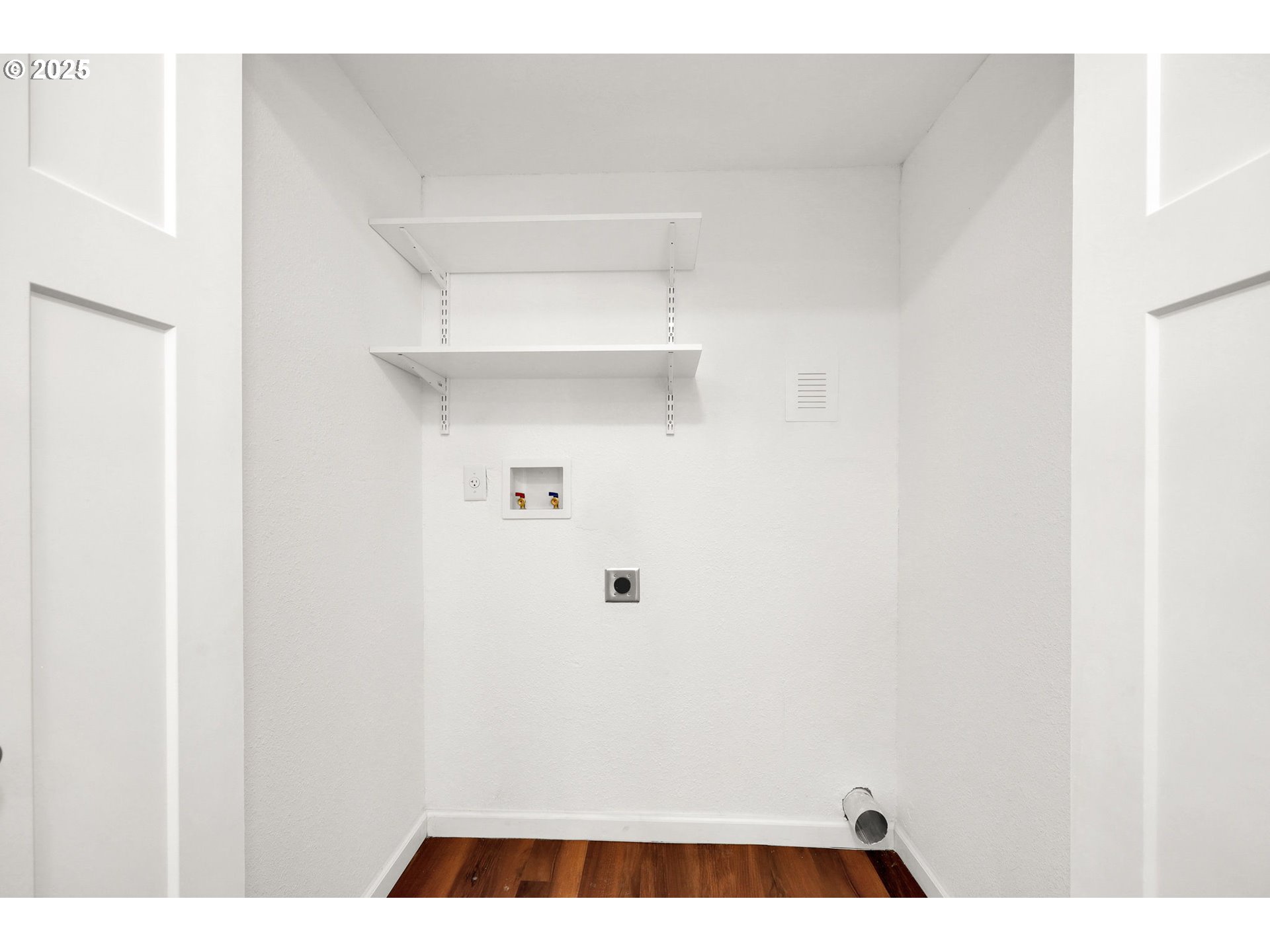 2665 E Street Springfield, OR 97477 - Photo 17 of 37 a picture of a bathroom with a bench