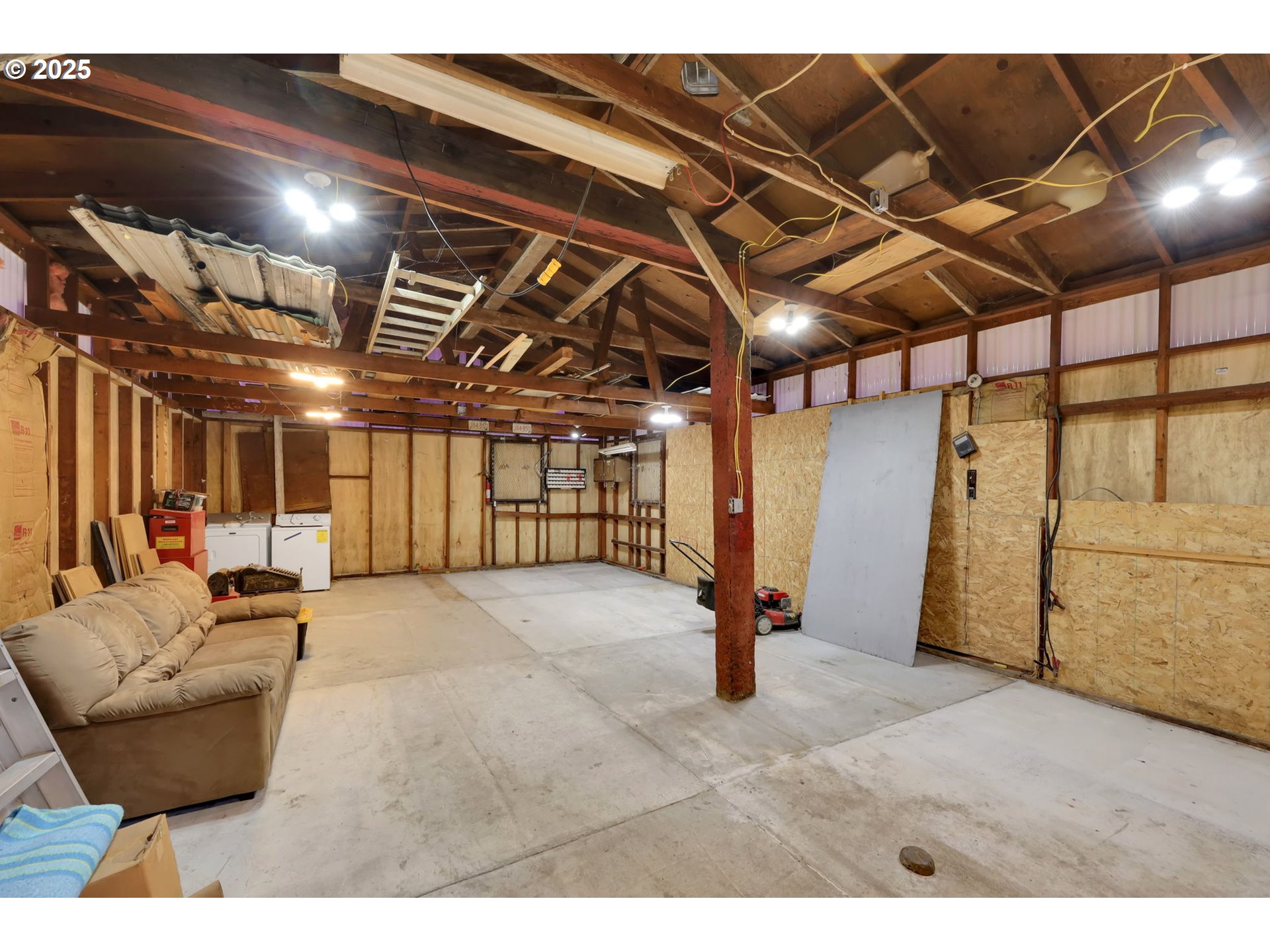 2665 E Street Springfield, OR 97477 - Photo 25 of 37 a view of an empty room