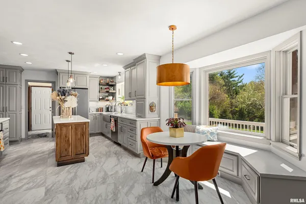 $565,000 | 302 East Morningside Drive, Peoria, IL 61614