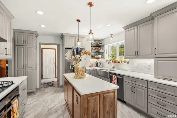 $565,000 | 302 East Morningside Drive, Peoria, IL 61614