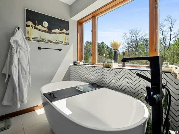 $565,000 | 302 East Morningside Drive, Peoria, IL 61614