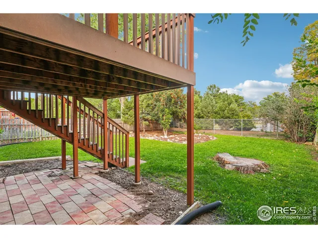 a view of a house with backyard