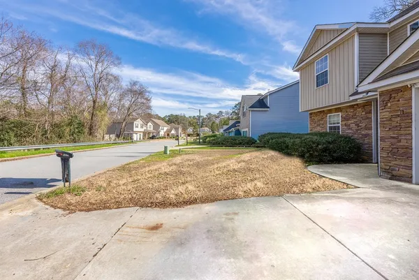 a view of a yard with pathway