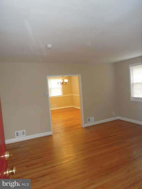 4119 Mountwood Road Baltimore, MD 21229 - Photo 4 of 29 Living Room