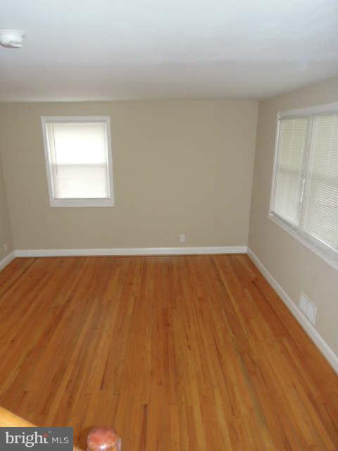 4119 Mountwood Road Baltimore, MD 21229 - Photo 5 of 29 Living Room