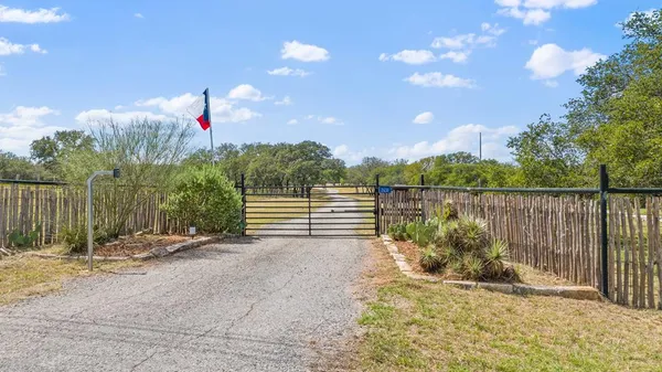 $949,000 | 2631 North US Highway 281, Blanco, TX 78606